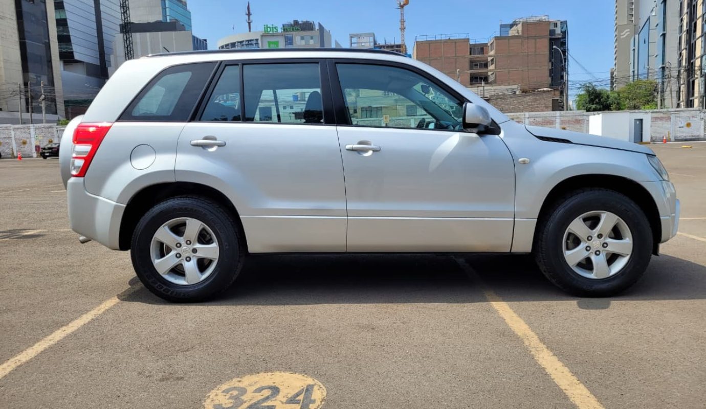 SUZUKI GRAND NOMADE JLX 2011