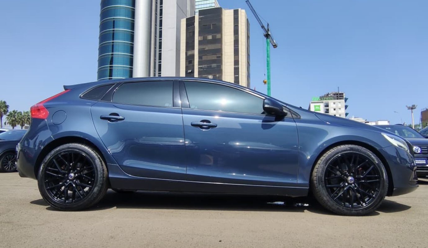 VOLVO V40 T3